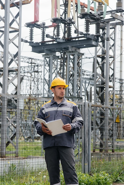 L'ingegnere energetico ispeziona le apparecchiature della sottostazione. Ingegneria Energetica. Industria.