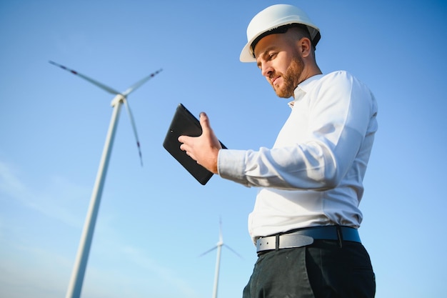 L'ingegnere energetico sta lavorando con le turbine eoliche.