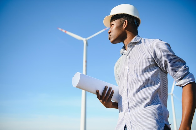 L'ingegnere energetico sta lavorando con le turbine eoliche.