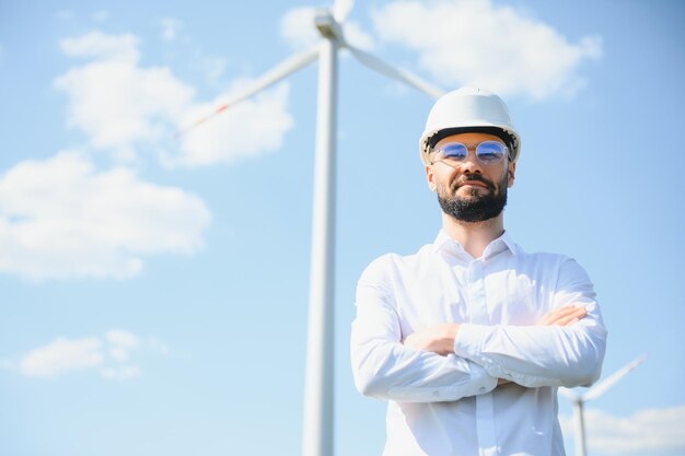 L'ingegnere energetico sta lavorando con le turbine eoliche