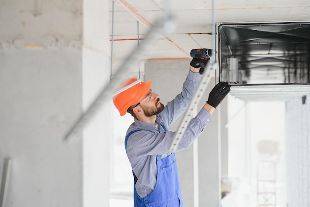 L'ingegnere Hvac installa il sistema di ventilazione a recupero di calore per il nuovo spazio di copia della casa