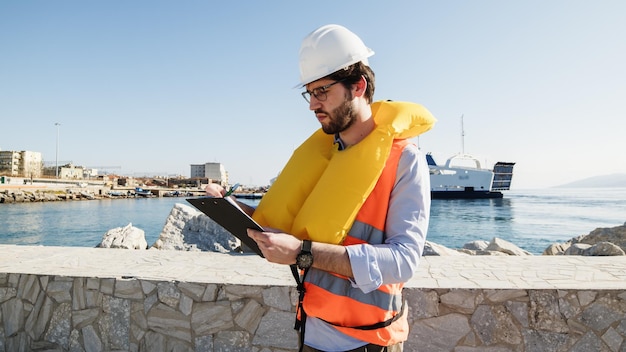 L'ingegnere prende appunti su una clipboard