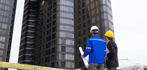 L'ingegneria di ispezione professionale utilizza il drone per la costruzione di rilievi in cantiere