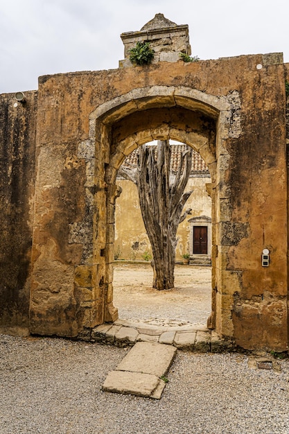 L'ingresso al cortile del monastero