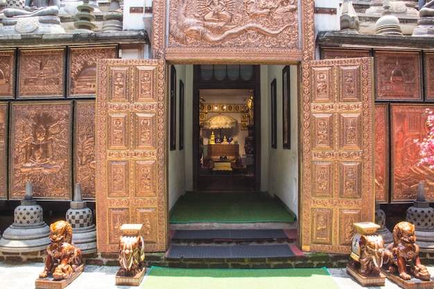 L'ingresso al tempio è decorato con una porta d'oro che dice "la parola mahathat"