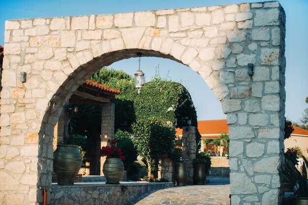 L'ingresso all'arco in pietra sul territorio del giardino sull'isola di Zante.Grecia