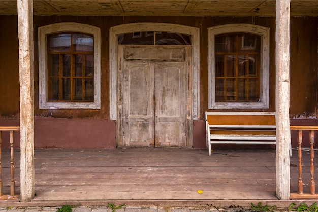 L&#39;ingresso alla vecchia casa di legno, il vecchio divano è sulla veranda.