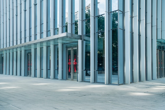 L&#39;ingresso del moderno Enterprise Building, nella vista frontale della tonalita blu