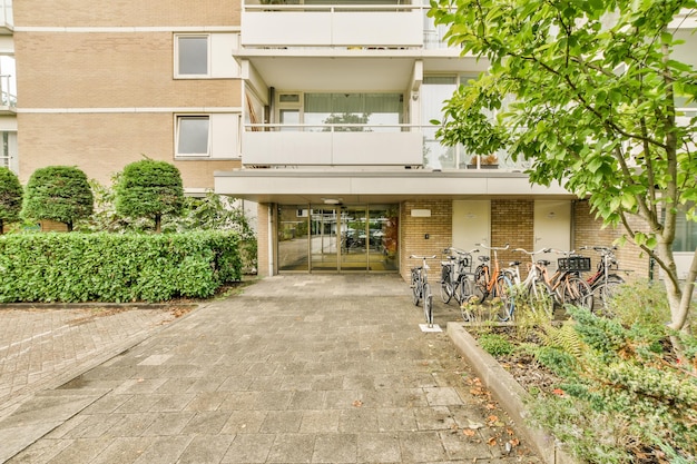 L'ingresso di un condominio con le biciclette parcheggiate all'esterno