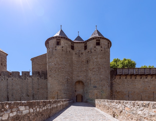 L'ingresso principale dal ponte del castello alla città medievale di Carcassonne