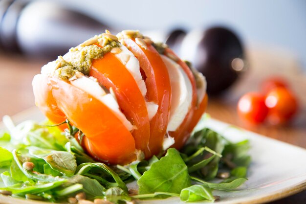 L'insalata caprese è un'insalata italiana composta da pomodori a fette, mozzarella fresca e basilico fresco