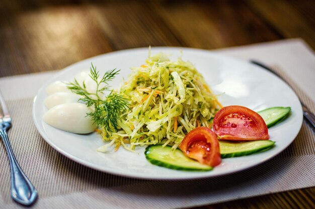 L'insalata con cavolo fresco è servita da uova e verdure nel ristorante