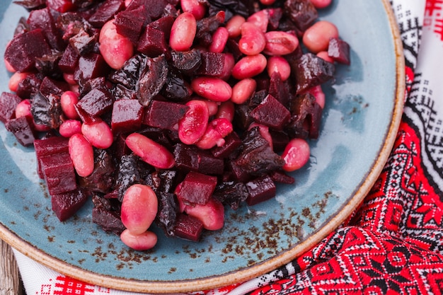 L'insalata di barbabietole con fagioli bianchi e prugne secche