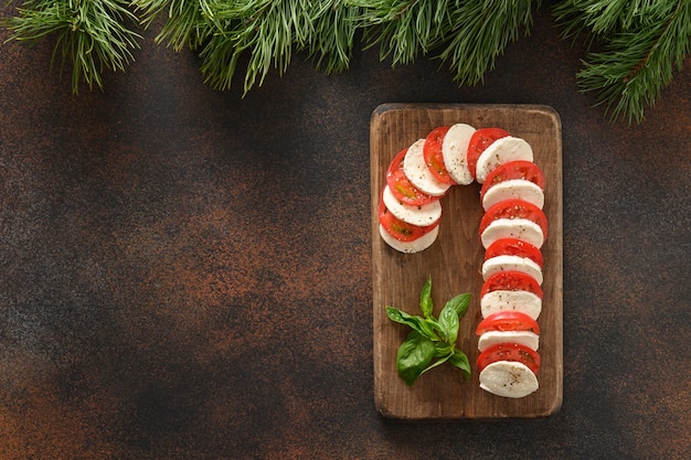 L'insalata di bastoncini di zucchero caprese è l'aperitivo delle feste per la festa di Natale. Vista dall'alto. Copia spazio.