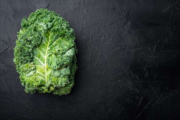 L'insalata di cavolo verde lascia il prodotto dell'autunno, sul nero