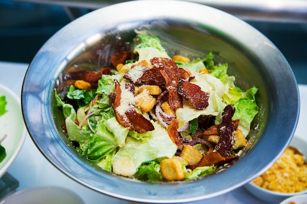 L&#39;insalata italiana da un salame, maccheroni e formaggio