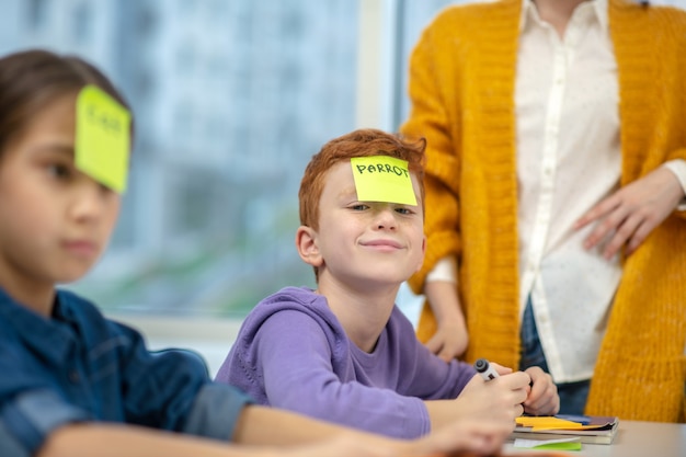 L'insegnante che lavora con un piccolo gruppo di bambini