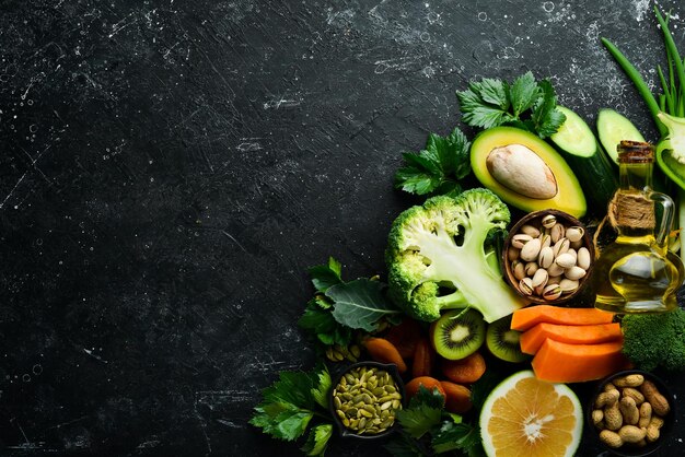 L'insieme di cibi ricchi di vitamina E zucca broccoli albicocche secche prezzemolo avocado e verdure Vista dall'alto Stile rustico