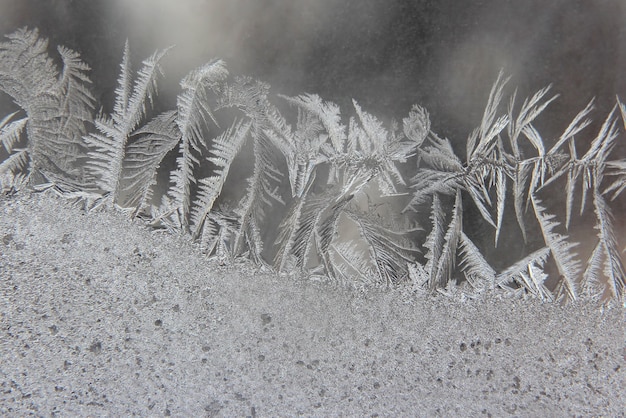 L'insolita brina su una finestra invernale