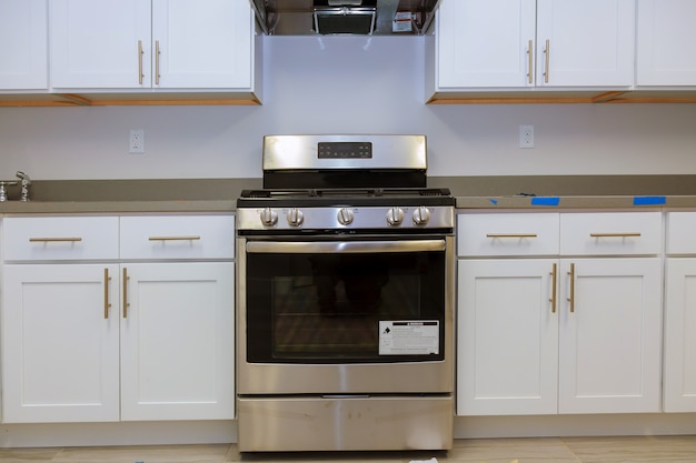 L&#39;installazione della cucina installa l&#39;armadietto della cucina. Cucina di design d&#39;interni