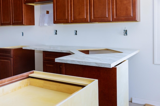 L'installazione di un nuovo bancone di formica in cucina è in fase di ristrutturazione