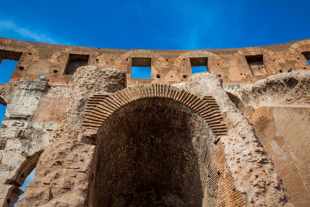 L'interno del famoso Colosseo di Roma