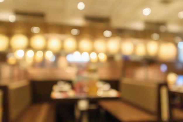 L'interno del ristorante sfoca la luce astratta del bokeh in stile vintage per lo sfondo del display del prodotto di montaggio