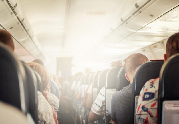 L'interno dell'aereo con i passeggeri ha volato