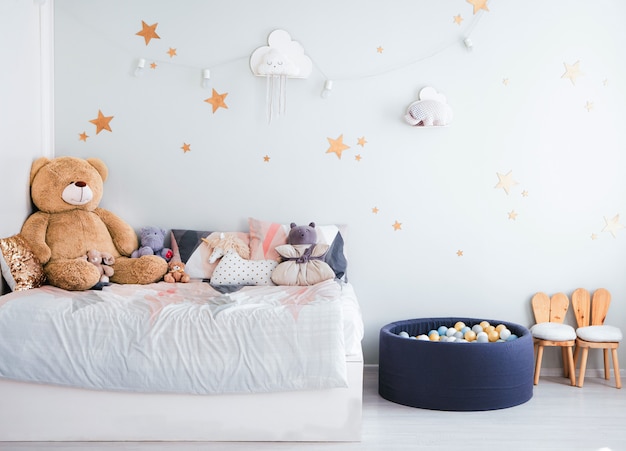 L'interno della cameretta dei bambini nei toni del blu. Giocattoli per bambini e decorazioni in camera per bambini.