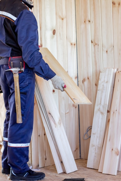 L'interno della casa di legno. Costruzione di case in legno.