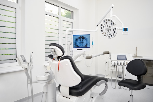 L'interno della clinica di stomatologia. Studio dentistico: attrezzature e strumenti moderni. Trattamento in una clinica odontoiatrica. Avvicinamento. concetto di stomatologia