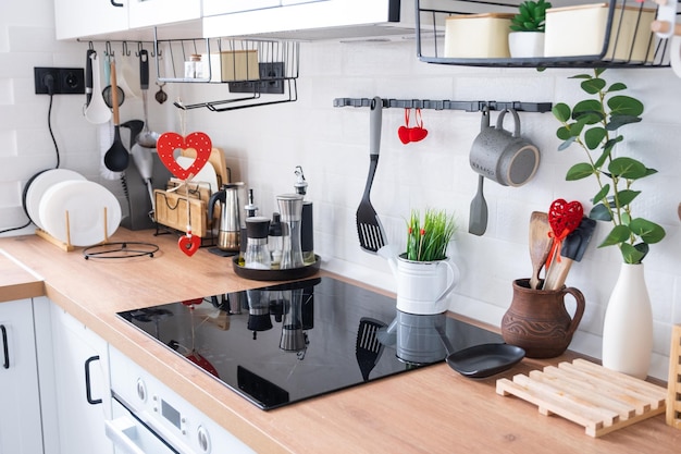 L'interno della cucina della casa è decorato con cuori rossi per il giorno di San Valentino Decor sul tavolo stufa utensili umore festivo in un nido di famiglia