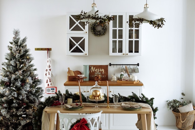 L'interno della cucina moderna è decorato per Natale. Albero di Natale in cucina.