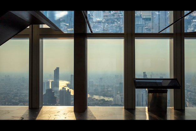 L&#39;interno della vista dell&#39;edificio per uffici dei grattacieli moderni di affari di vetro e del cielo osserva il paesaggio