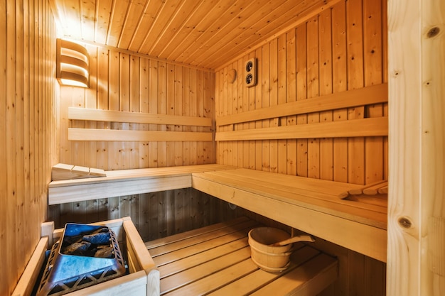 L'interno di un confortevole stabilimento balneare con sedie in legno