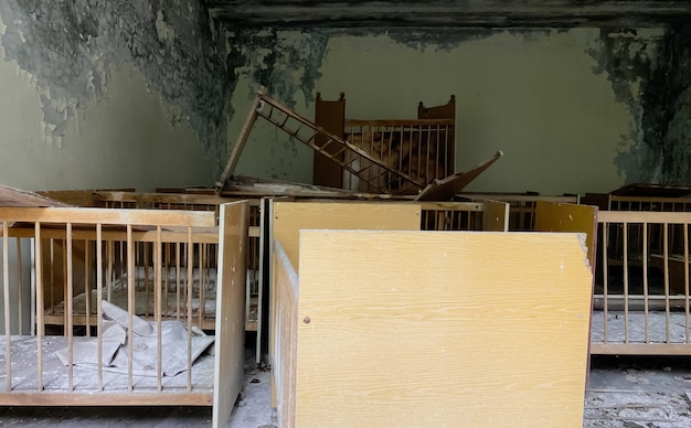 L'interno di un edificio distrutto dopo gli incendi delle ostilità e gli incidenti in ucraina