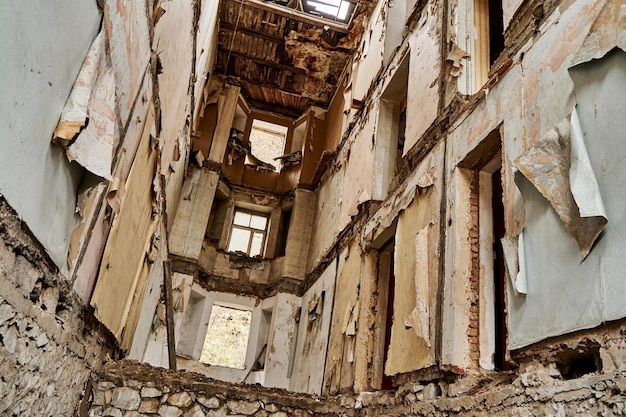 L'interno di un edificio fatiscente abbandonato. Una città morente. Atmosfera spaventosa.