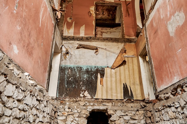 L'interno di un edificio fatiscente abbandonato. Una città morente. Atmosfera spaventosa.