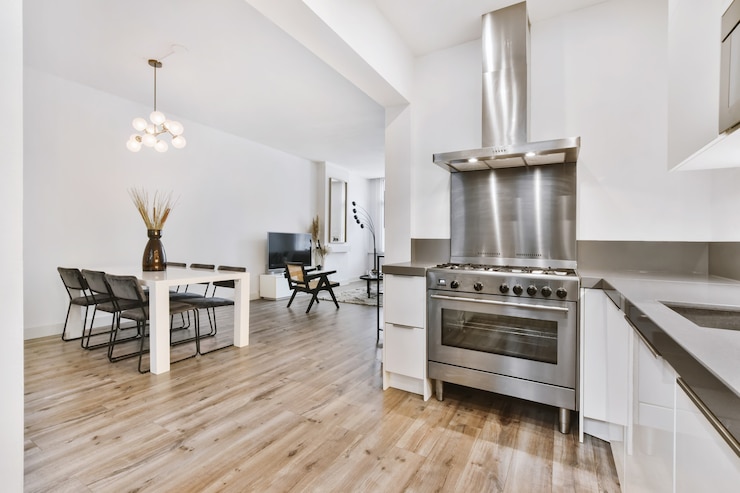 Foto l'interno di una bella cucina di una casa d'elite