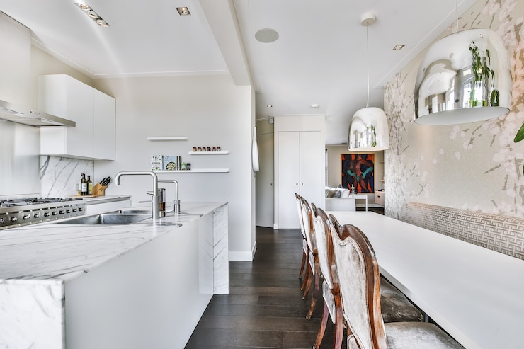 Foto l'interno di una bella cucina di una casa d'elite