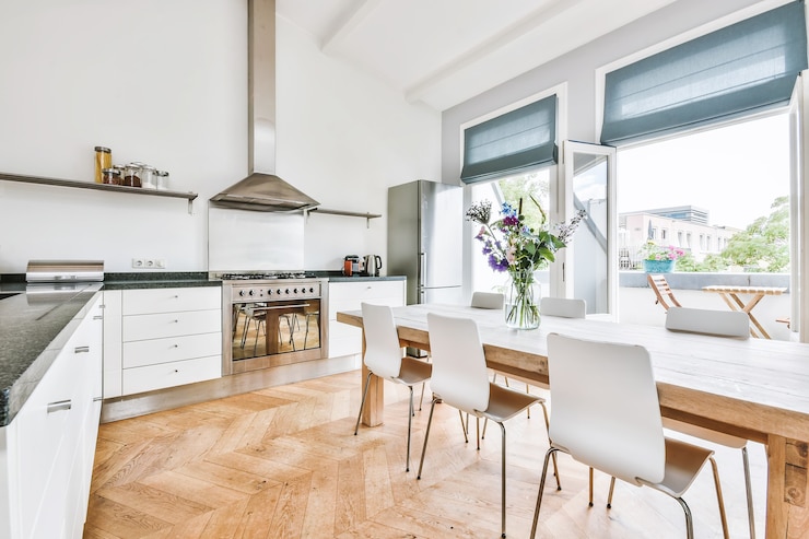 Foto l'interno di una bella cucina di una casa d'elite