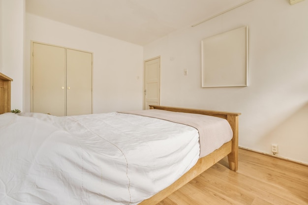 L'interno di una camera da letto con un letto in legno e un armadio in un appartamento moderno