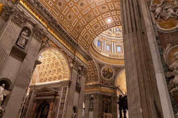 L'interno di una chiesa con un soffitto d'oro e una cupola