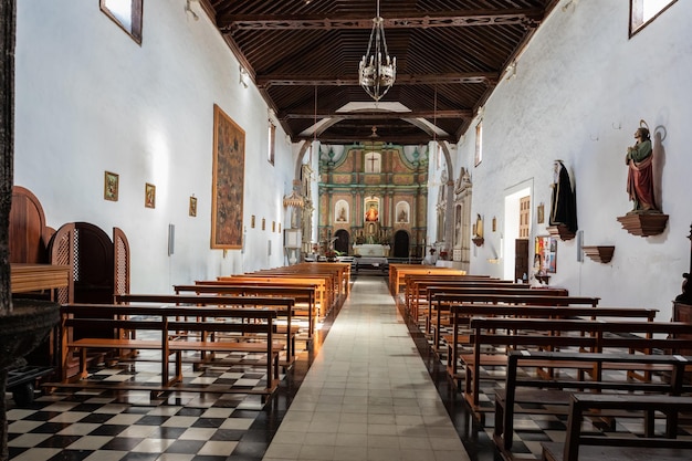 L'interno di una chiesa con una croce sul muro