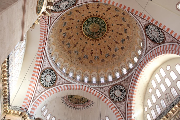 L'interno di una moschea con la cupola visibile