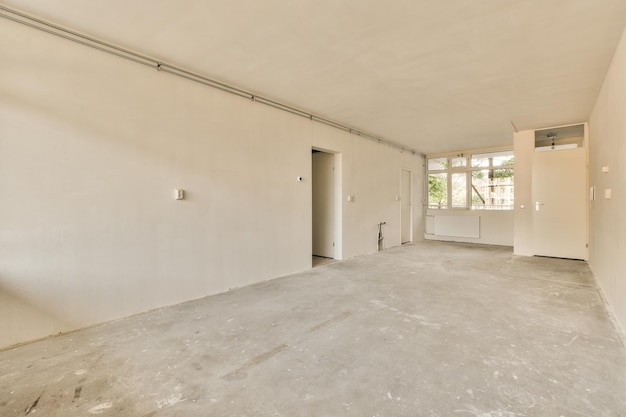 l'interno di una stanza vuota con un pavimento di cemento