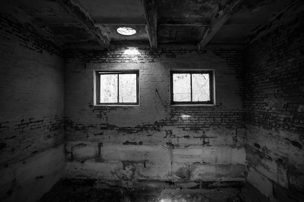 L'interno vuoto di un edificio di mattoni quadrato abbandonato nel pomeriggio