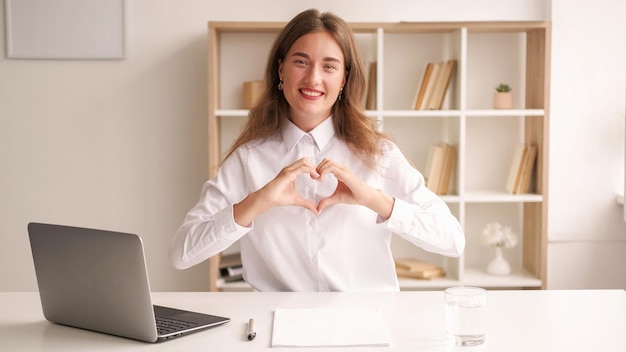 L'invio di un lavoro ispirato alla donna dell'ufficio dell'amore sorridendo