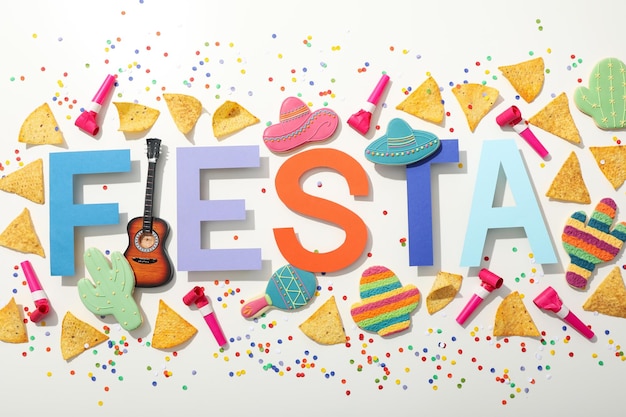 L'iscrizione Fiesta con decorazioni su uno sfondo bianco