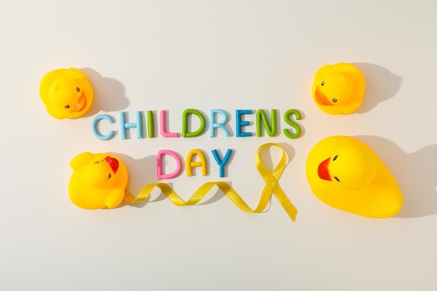 L'iscrizione Giornata dei bambini con un nastro giallo e un'anatra giocattolo